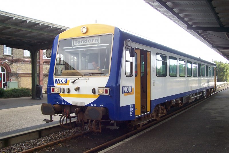 Der Dieseltriebwagen VT 411 (Typ NE 81) der Nord-Ostsee-Bahn (NOB) ist am 29.09.2007 gerade im dnischen Tnder (dt. Tondern) angekommen und wird nach kurzem Aufenthalt zurck ins deutsche Niebll fahren.