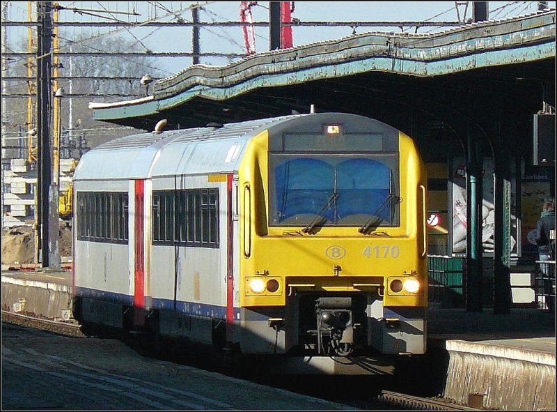 Der Dieseltriebzug 4170 nach Eeklo steht am 14.02.09 am Bahnsteig in Gent Sint Pieters. Das Dach des Bahnsteigs knnte auch mal renoviert werden. ;-) (Hans)
