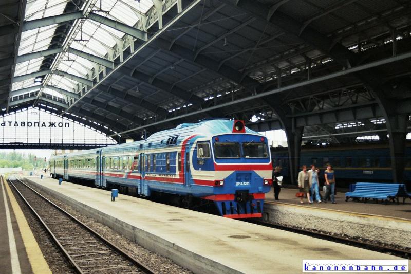 Der Dieseltriebzug DR1A-3221 steht am Morgen des 04.08.2005 in der Halle des Kaliningrader Sdbahnhofs (ex Knigsberg Hbf).