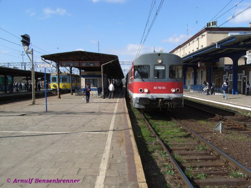Der Dieseltriebzug SA110-04 (=ehemals DB 624 675) rechts hlt auf seiner Fahrt von Szczecin (Stettin) nach Szcecinek in Stargard. 
Links steht der Elektrotriebzug EN57-1775.

06.04.2007 Stargard