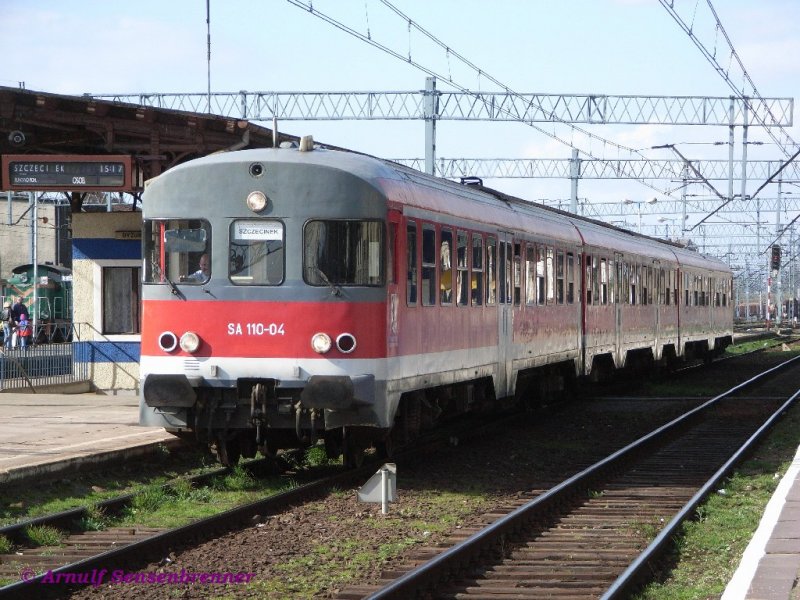 Der Dieseltriebzug SA110-04 (=ehemals DB 624 675) fhrt aus Szczecin (Stettin) kommend nach Halt in Stargard weiter nach Szcecinek. 

06.04.2007 Stargard


