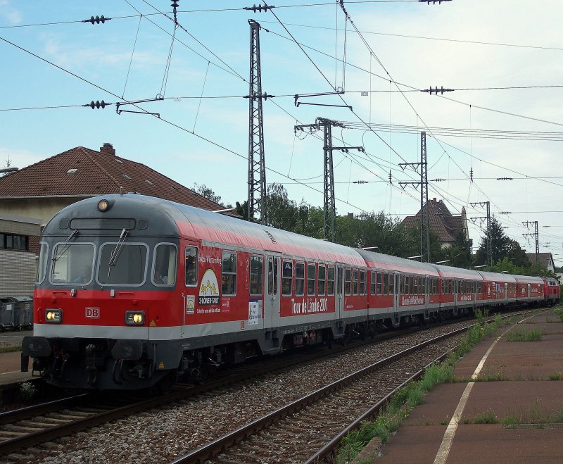 Der diesjhrige Sonderzug aufgrund der SWR 4 Tour de Lndle besteht aus zwei Dduu Vollpackwagen, zwei N-Wgen, einem Karlsruher Steuerwagen, sowie einer Baureihe 218. Hier schiebt ihn 218 389 in den Bahnhof von Rastatt, 27. Juli 2007.