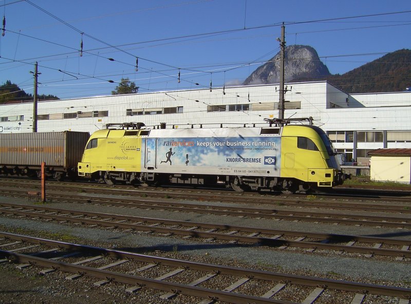 Der Dispo-Tauri ES 64 U2-041 hngt am Zugschluss eines KLV Zuges, abgebgelt. (29.09.2007 Kufstein)  