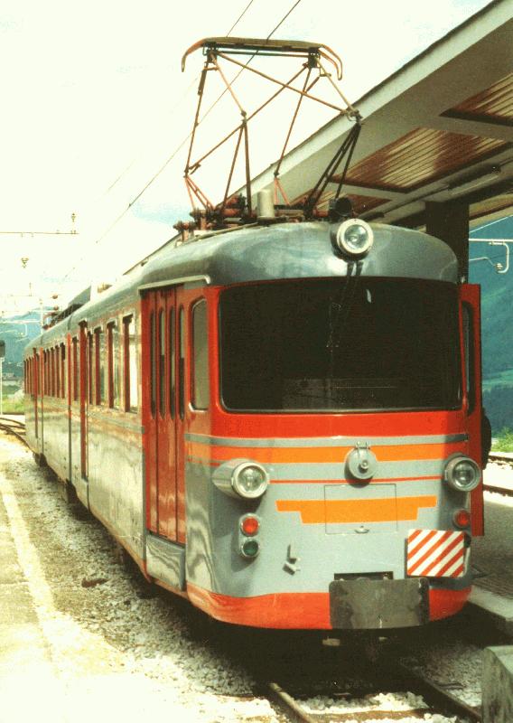 Der Doppelgelenktriebwagen ET 12 der Trient-Mal-Bahn (Ferrovia Trento-Mal, Spurweite 1000 mm) am Nachmittag des 16. September 1997 im Bahnhof Mal kurz vor dem Start zur Rckfahrt nach Trient.