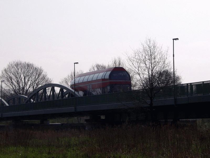 Der Doppelstock-Triebwagen 670 006 whrend einer Schulungsfahrt aufgenommen am 18.4. auf der Muldbrcke der Dessau-Wrlitzer Eisenbahn (DWE).