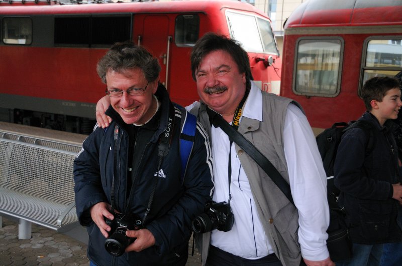 Der doppelte Stefan: Da grinsen zwei wie Honigkuchenpferde in die Kamera. Stefan Wohlfahrt und Stefan Kilian nach einem lustigen Mittagessen, zurck am Bhf Regensburg. Und wie ist dir deine erste  Moa  bekommen, Stefan? (Regensburg, Bahnbilder-Treffen, 14.03.09).