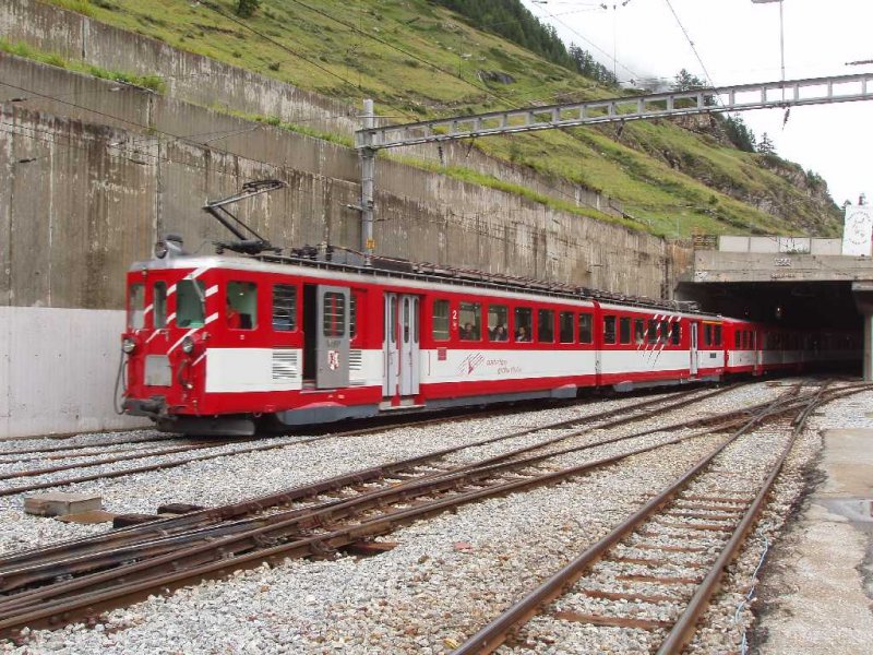 Der Doppeltriebzug ABDeh 8/8  Visp  kommt mit einem Pendelzug in Zermatt an. 09.08.07