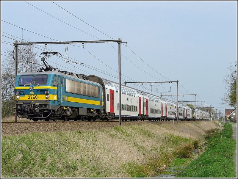 Der Doppelzug nach Knokke, resp. Blankenberge f�hrt dem Bahnhof von Br�gge entgegen, wo er getrennt wird. In letzter Zeit gibt es gro�e Probleme mit den automatischen Kupplungen der Loks der S�rie 27, sowie der M 6 Wagen beim Auskuppeln, sodass viele dieser Z�ge dadurch Versp�tungen bekommen. 10.04.09 (Jeanny)