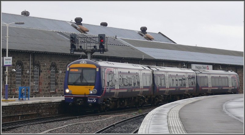 Der dreiteilige 170 453 fhrt in Inverness ein. (06.08.2008)