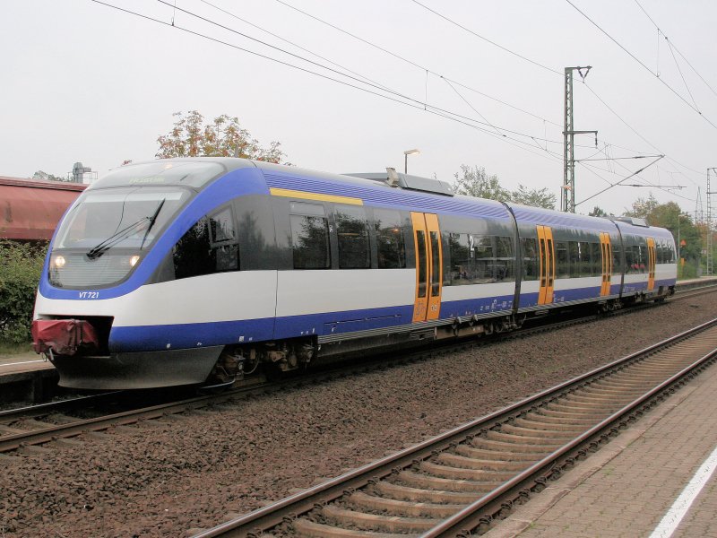 Der dreiteilige VT721 fhrt als Nord-Ostsee-Bahn-Zug in Richtung Husum. Aufnahme im Bahnhof Jbek.