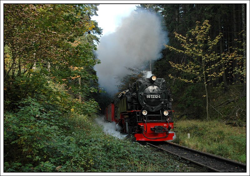Der dritte Zug (8933) von Wernigerorde auf den Brocken am 10.10.2007 war mit 99 7232 bespannt. Die Aufnahme entstand in Drei Annen.