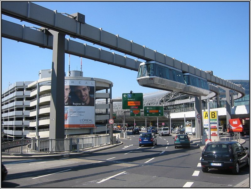 Der Dsseldorfer Skytrain kurz vor Erreichen des Flughafenterminals, aufgenommen am 03.05.2007.