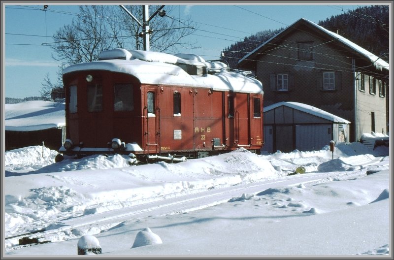 Der DZeh 2/4 22 schaffte es nicht ganz bis ins Depot, sondern blieb vorher stecken. (Archiv 12/81)
