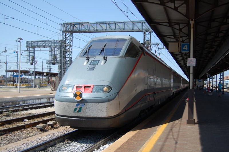Der E414-115 steht abfahrbereit im Bahnhof Verona Porta Nouva.