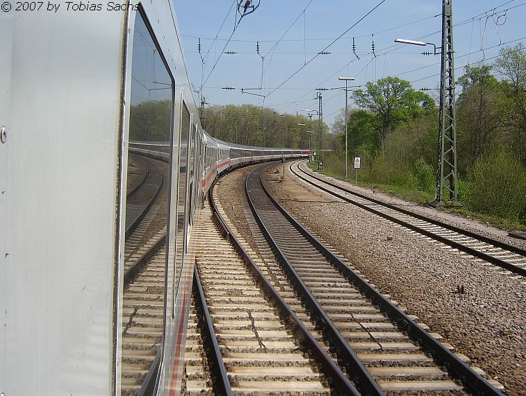 Der EC 101 hat er 3 weie Interregiowagen mit Raucherbereich, weil die Schweiz Rauchen in Zgen verboten hat. 3 IR-Wagen endet somit bis Basel SBB und die Reste der Wagen folgen sich nach Chur. 
Im Bilde zeigt man, dass der EC ber Malsch aufgrund der Baustelle umgeleitet hat. Die Aufnahme befindet sich nrdlich nhe Rastatt.