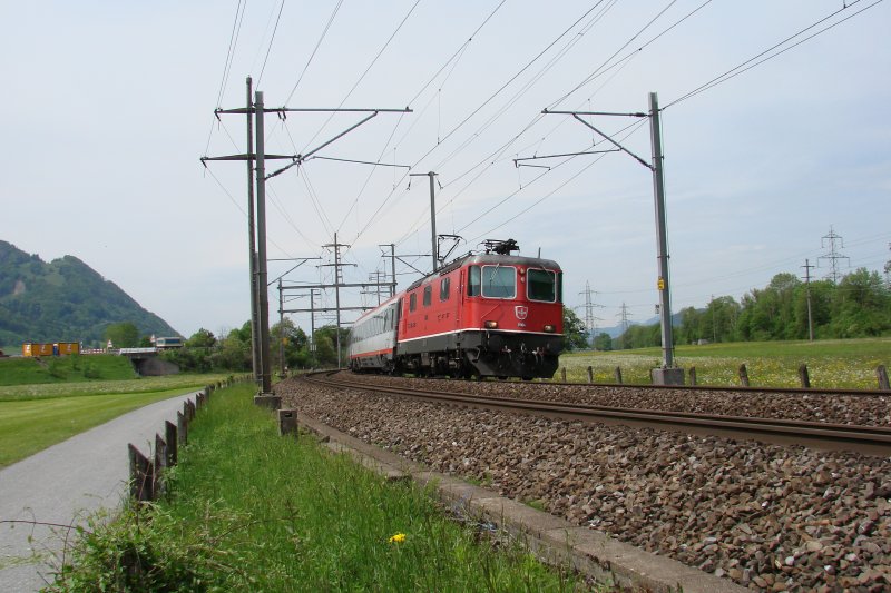 Der EC 161  Vorarlberg  gezogen von der Re 4/4 II 11164 am 10.05.2009 zwischen Bilten und Ziegelbrcke