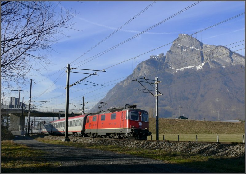 Der EC 161 Vorarlberg mit Re 4/4 II 11221 umrundet den 1829m hohen Gonzen bei Sargans. (29.01.2008)