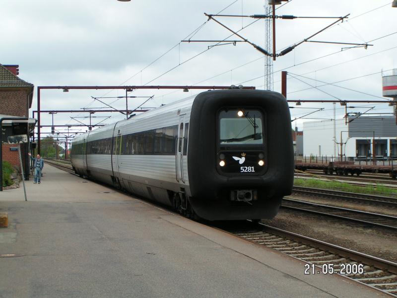 Der EC von Hamburg nach Aarhus fhrt am 21.05.2006 aus dem dnischen Grenzbahnhof Padborg in Richtung Norden aus.