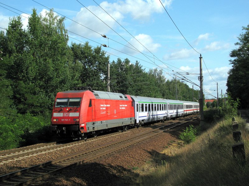 Der EC Wawel mit Werbelok mal wieder, 101 112-1 mit Eigenwerbung am 13.08. in Bestensee