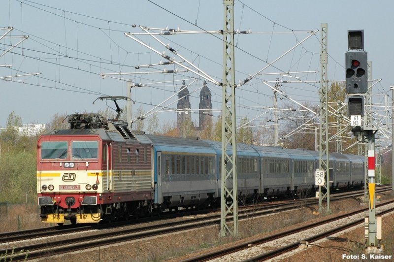 Der EC179 von Berlin nach Budapest mit 371 002-7 in Dresden-Reick (18.04.2008)