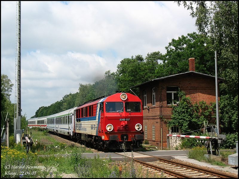 Der EC241 Hamburg-Altona - Krakow Glowny wird ab Cottbus in der Regel mit SU46 der PKP bespannt. Am 22.06.07 �bernahm dies SU46-037, hier am ehem. �stlichen Stellwerk in Klinge.
