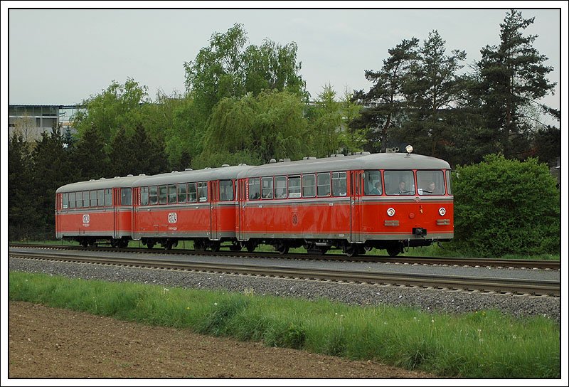 Der ehemalige GKB Triebwgen und heute im Besitz der Steirischen Eisenbahnfreunde (Stef) stehene VT 10.02  mit den beiden Beiwagen VB 10.02 und VB 10.12 als Spz 8436 von Lieboch retour nach Graz am 18.4.2007 bei der Einfahrt in den Bahnhof Stragang.
