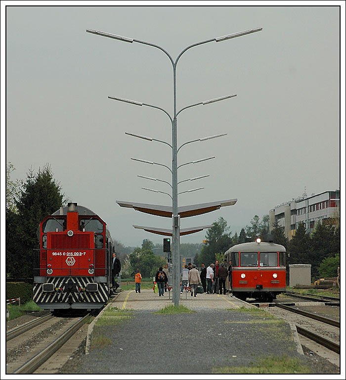 Der ehemalige GKB Triebwgen und heute im Besitz der Steirischen Eisenbahnfreunde (Stef) stehene VT 10.02  mit den beiden Beiwagen VB 10.02 und VB 10.12 als Spz 8436 von Lieboch retour nach Graz am 18.4.2007 bei der Kreuzung mit dem R 8443 nach Kflach, aufgenommen im Bahnhof Stragang.