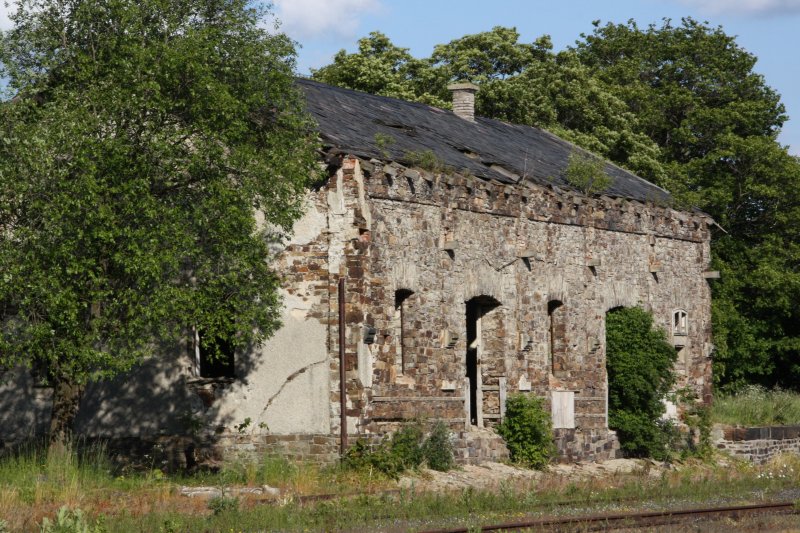 Der ehemalige Gterschuppen des Bahnhofs Krimov an der Strecke Weipert (Vejprty) Komotau (Chomotov) am 10.06.09. Die Natur holt sich auch hier zurck, was einmal ihr gehrte.