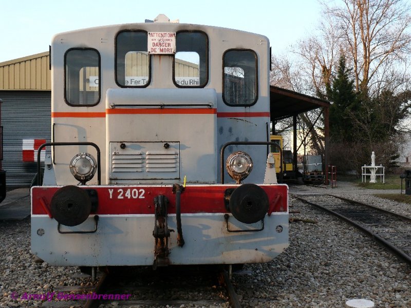 Der ehemalige SNCF-Rangiertraktor Y2402 ist heute in Volgelsheim am Rhein bei der Museumsbahn CFTR zu finden.
Die Lok wurde 1962 bei Decauville gebaut.
14.03.2009 Volgelsheim
