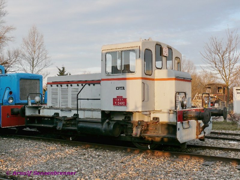 Der ehemalige SNCF-Rangiertraktor Y2402 ist heute in Volgelsheim am Rhein bei der Museumsbahn CFTR zu finden.
Die Lok wurde 1962 bei Decauville gebaut.
14.03.2009 Volgelsheim
