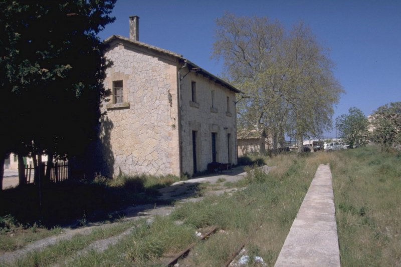 Der ehem.Bahnhof Petra in den 1980er Jahren.(In diesem Ort wurde 1713 der Missionar J.Serra geboren,u.a.Gr�nder der Stadt San Franzisco/USA)Hier verkehren keine Z�ge mehr.Heute wird der Ort umfahren und es enstand eine neue Station an anderer Stelle.(Archiv P.Walter)

