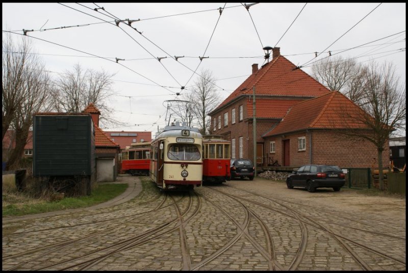 Der ehmalige Wagen  241  der Kieler Straenbahn steht am 16.03.2008 am Schnberger Strand zu Rundfahrten auf dem Museumsgelnde bereit.