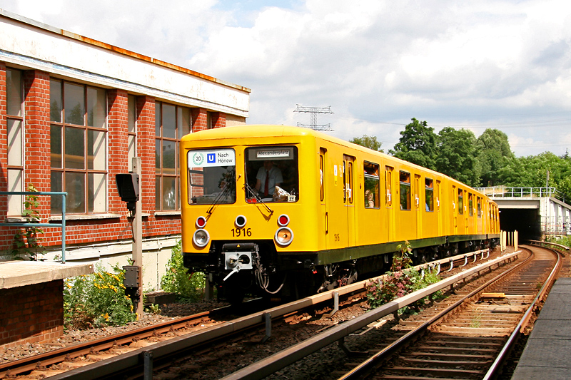 Der EIII-5 hat den Kaulsdorfer U-Bahntunnel verlassen und rollt in den Bahnhof Wuhletal ein.
(05.07.2009)