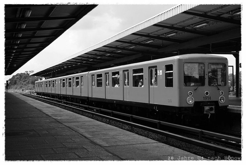 Der EIII-5 wartet im Bahnhof Wuhletal auf die Abfahrt Richtung Alexanderplatz.
(05.07.2009)