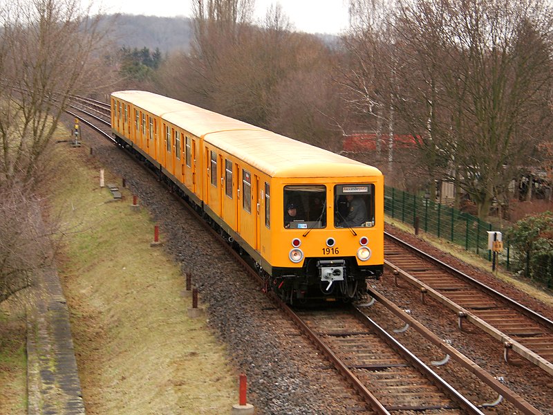 Der EIII Zug kommt gerade vom U-Bahnhof Elsterwerdaer Platz und ist Richtung Alexanderplatz unterwegs. Nchster Halt ist Biesdorf-Sd.
(16.12.2007)