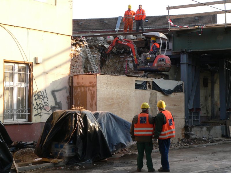 Der Einbau einer neuen S-Bahn-Brcke ber die Bahnhofstrae in Kpenick (Gleis Richtung Erkner) wird hier gerade vorbereitet. Die bisherige Brcke war in die Jahre gekommen. 24.3.2007