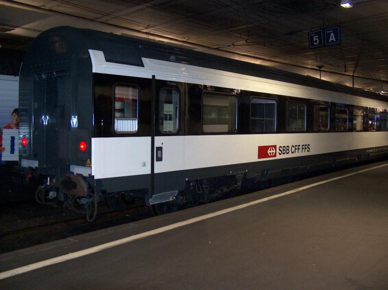 Der in einem deutschen Unterhaltswerk aus einem EW IV A umgebaute AS (1. Klasse, Serviceabteilt) am 17.07.2004 in Bern. Es handelt sich dabei um den AS 50 85 81-95 003-5 der nach Lausanne berfhrt wird.