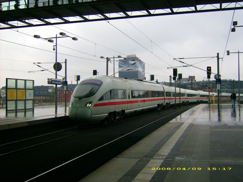 Der einfahrende ICE-TD nach Koppenhagen und Aarhus. Fotografiert am 09.04.08 bei der Einfahrt in den Hbf Berlin. Leider passten nicht beide ICE-TD auf´s Bild!