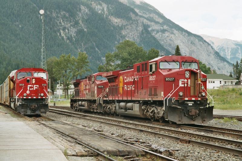 Der Eingang der Dieselloks, wie man auf der rechten Seite sieht, ist vorn bei der Schnauze.