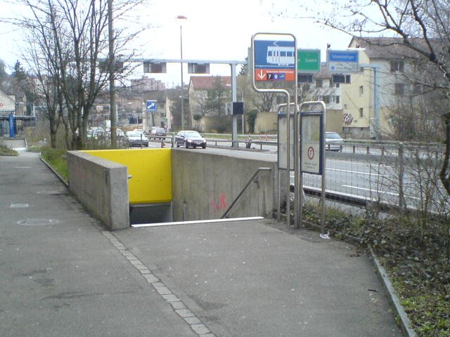 Der Eingang Luegislandstrasse zur unterirdischen Tramhaltestelle Schrlistrasse. 