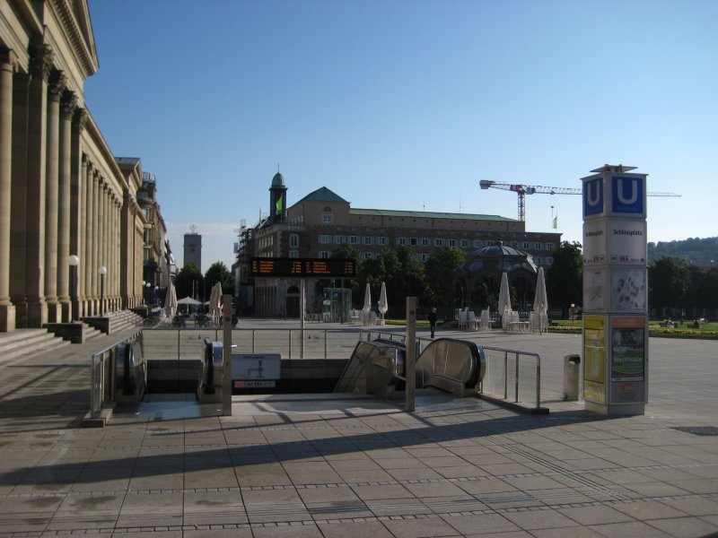 Der Eingang zur Stadtbahnhaltestelle Schlossplatz. Jetzt ist es hier ruhig. Es ist Sonntagmorgen, 10 Uhr. 