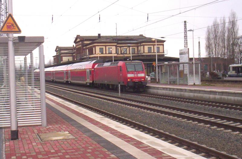 Der eingefahrene RE1  NRW-Express  am Bahnhof Dren Richtung Aachen. Datum: 11.02.2005