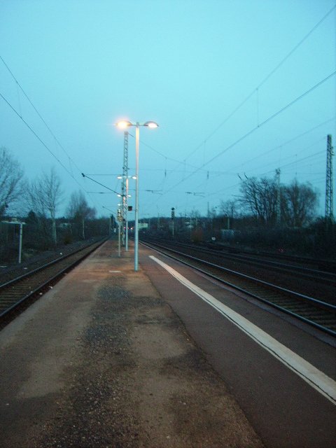 Der einsame Bahnsteig an Gleis 2 und 3 in Maintal Ost.