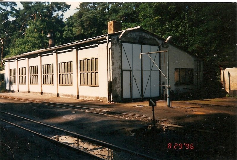 Der Einstndige Lokschuppen in Ghren am 29.August 1996.Bevor die Zge nach Putbus zurck fahren nehmen alle Loks am Lokschuppen Wasser was ein beliebtes Film-und Fotomotiv ist. 