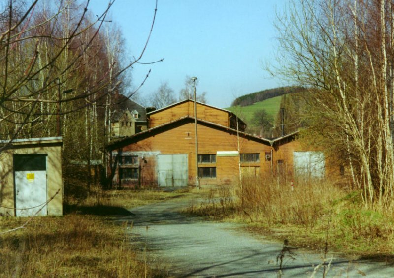 Der einstige Betriebsmittelpunkt des Thumer Schmalspurnetzes, der 4-stndige Lokschuppen mit der Wagenreperaturwerkstatt, 03.04.01