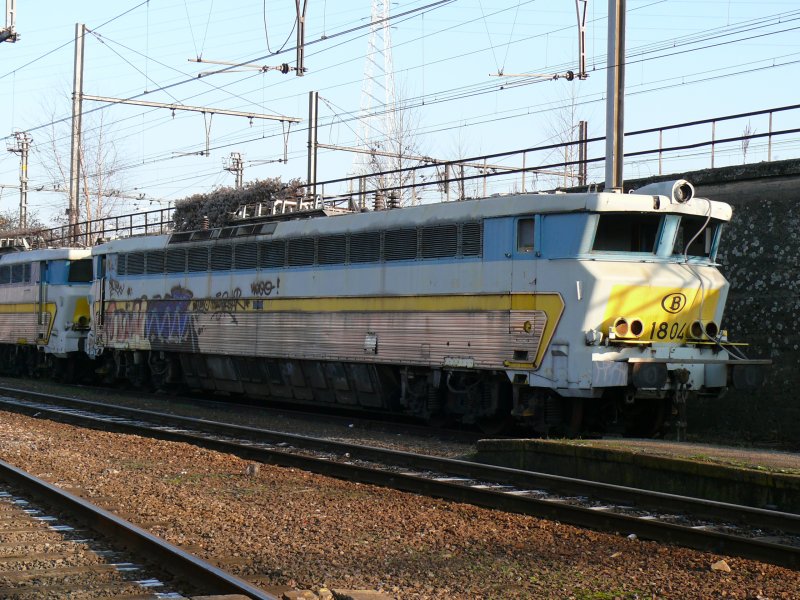 Der einstige Stolz der belgischen Staatsbahnen SNCB gibt heute ein trauriges Bild ab. 1804 steht als Wrack auf einem Abstellgleis im Ltticher Gterbahnhof Kinkempois. Schwesterlok 1805 erzielte 1990 mit 218 km/h auf der Strecke zwischen Kortrijk und Waregem einen Geschwindigkeitsrekord, der erst von den Thalyszgen gebrochen wurde. Aufgenommen am 28/12/2008.