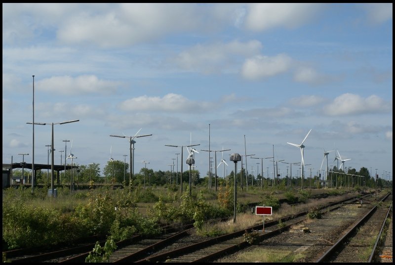 Der einstige Stolz der Bundesbahn der 1960er Jahre liegt im Jahre 2008 brach.Mit dem Einsatz von modernen Doppelendfhren und der Verlagerung des Gterverkehrs auf die Jtlandroute ist der Verkehr auf Fhrbahnhof Puttgarden fast vollstndig zum Erliegen gekommen.Nur noch zwei Gleise werden fr den alltglichen Verkehr bentigt.
Der zugewachsene Teil lsst die einstige Bedeutung nur erahnen...