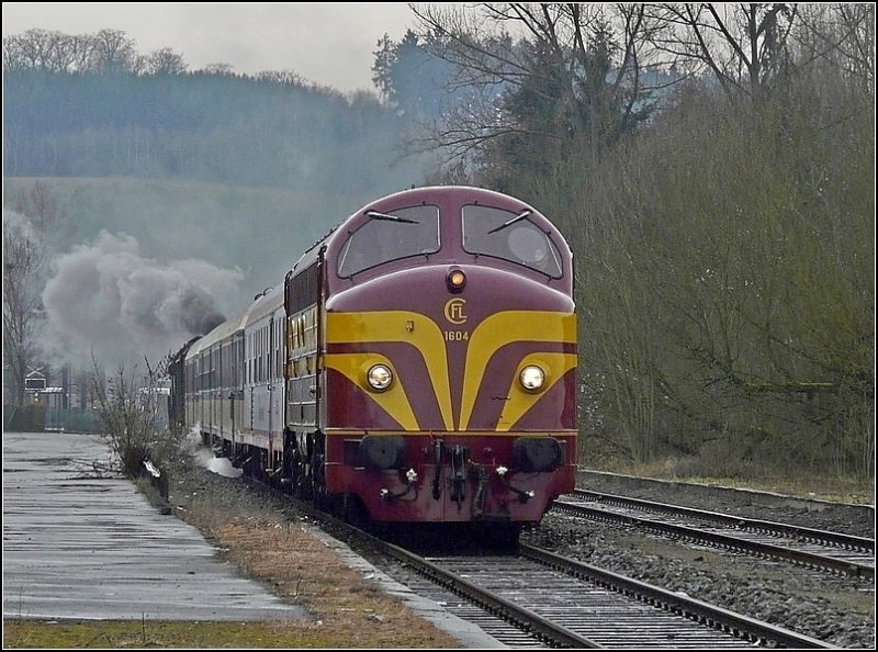 Der einzige Streckenabschnitt ohne Fahrleitung des  Chr�stdagszuch 2008  f�hrte von Ettelbr�ck nach Bissen und zur�ck. Deshalb habe ich davon profitiert extra f�r Manfred ein Bild der Diesellok 1604 ohne st�rende Fahrleitung in Colmar-Usines zu machen. 14.12.08 (Jeanny)