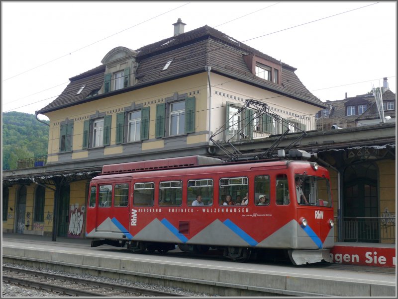 Der einzige Triebwagen der RhW erreicht seinen Bahnsteig im Bahnhof Rheineck, auf dem steht: Wir bringen sie nach oben .
(11.05.2008)