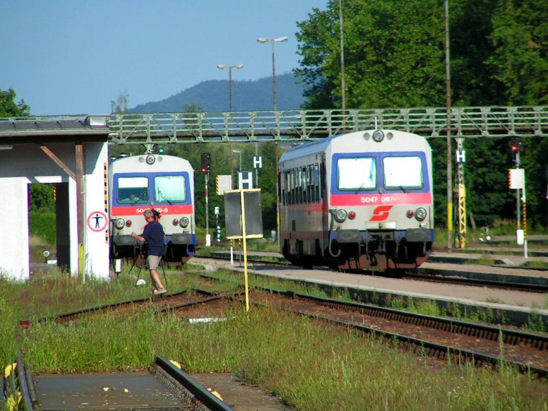  Der Eisenbahnfotograf  am Bhf. RIED i.I.; 080814